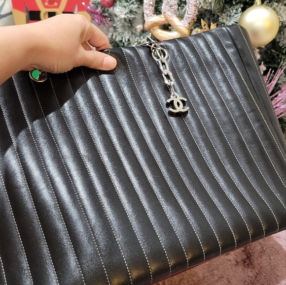 CHANEL MADEMOISELLE Black Leather Silver Hardware / Chain vertical tote - Picture 3 of 16